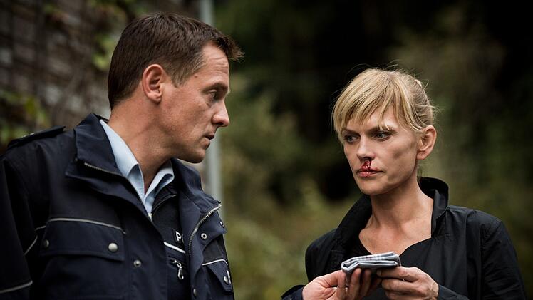 Nachdem seine Schwester Karla nach einer mutma&szlig;lichen Vergewaltigung im Wald zur&uuml;ckgelassen wurde und starb, bekommt der Polizist Tom Petersen (Johannnes Zirner) bei den Ermittlungen Unterst&uuml;tzung von Helen Dorn (Anna Loos).