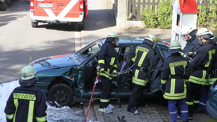 Der Einsatz mit Spreizer und Schere demonstriert.