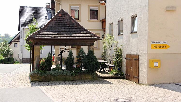 Das Brunnenhaus in Gleusdorf, hier eine Aufnahme aus dem Jahr 2011, wurde am 12. Januar dieses Jahres von einem Lkw gerammt und zum Einsturz gebracht. Bald soll es wieder aufgebaut sein, teilte Bürgermeister Helmut Dietz bei der Bürgerversammlung am Dienstag in Gleusdorf mit. Foto: Helmut Will