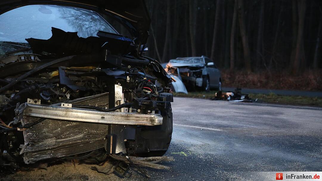 Zwei Schwerverletzte bei Frontalzusammenstoß auf der B14