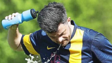 Es wird langsam wieder warm: Der Gaustader Spielertrainer Frank Grassl kühlt sich ab. Fotos: sportpress