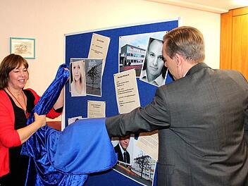 Beate Ehbauer-Dörres und der Landrat beim Enthüllen der Stellwände Foto: Johanna Blum