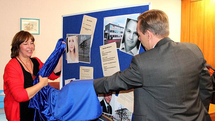 Beate Ehbauer-Dörres und der Landrat beim Enthüllen der Stellwände Foto: Johanna Blum
