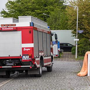 Diesel aus undichtem Bootstank verunreinigt das Wasser im Sportboothafen in Nürnberg