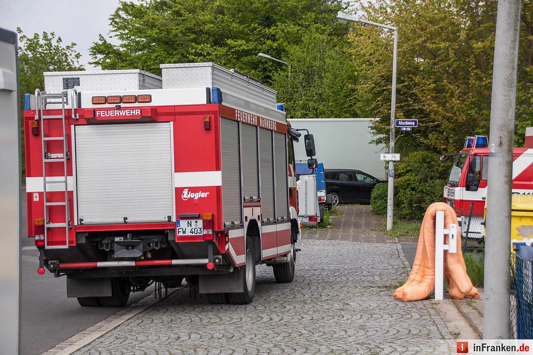 Diesel aus undichtem Bootstank verunreinigt das Wasser im Sportboothafen in Nürnberg