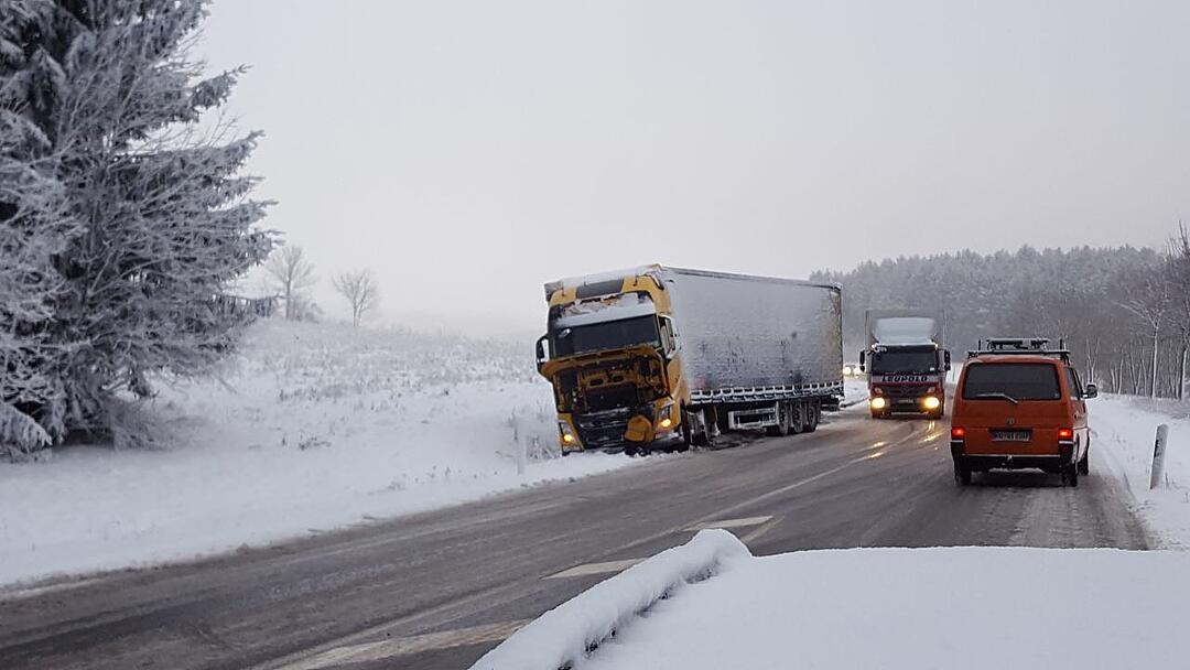 Stillstand im Landkreis Hof: Schnee und Eis lassen Verkehr erliegen