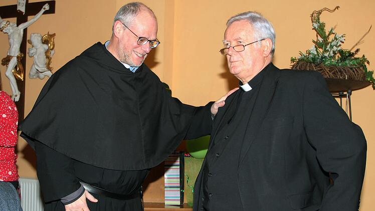 Bischof Friedhelm Hofmann sprach nicht nur im Erzählcafé, sondern er unterhielt sich auch mit den Gästen, wie hier Münnerstädter Stadtpfarrer  Markus Ries OSA (links). Foto: Dieter Britz