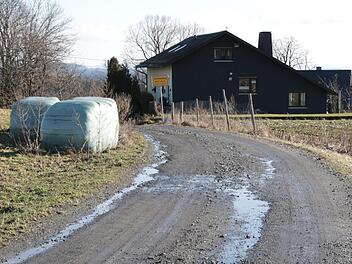 Der Verbindungsweg zwischen Oberehesberg und Mittelberg ist "zwar keine Freude", soll aber nicht asphaltiert werden, sondern als Forstweg für schweres Gerät und für Wanderer naturnah bleiben, argumentieren Ausbaugegner und Frankenwaldverein.Klaus Klaschka