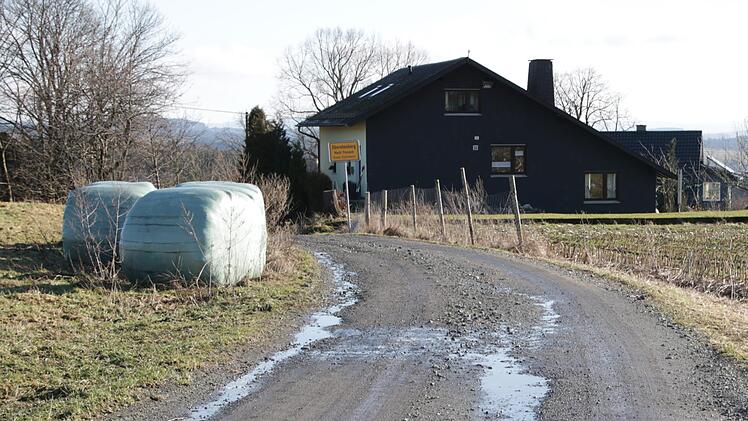Der Verbindungsweg zwischen Oberehesberg und Mittelberg ist "zwar keine Freude", soll aber nicht asphaltiert werden, sondern als Forstweg für schweres Gerät und für Wanderer naturnah bleiben, argumentieren Ausbaugegner und Frankenwaldverein.Klaus Klaschka