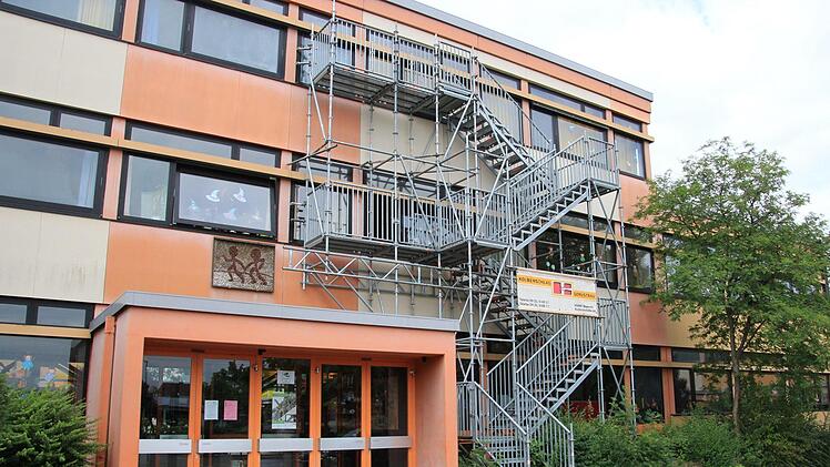 Der Haupteingang der Schule wird durch eine neue, verschließbare Tür gesichert. Jutta Rudel