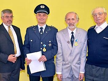 Der neu gewählte Vorstand des SKB Pressig (von links): Berthold Nickol (Zweiter Vorsitzender), Ulrich Horn (Erster Vorsitzender und Kassier), Josef Bonik (Schriftführer und Fähnrich), Baptist Welscher (Ausschussmitglied).  Foto: Karl-Heinz Hofmann