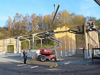 Bürgermeister Rainer Detsch überzeugt sich vor Ort am Bauhofgelände der Bergwerksgemeinde über den guten Fortschritt einer neuen Lagerhalle für den Bauhof.  Foto: K.- H. Hofmann