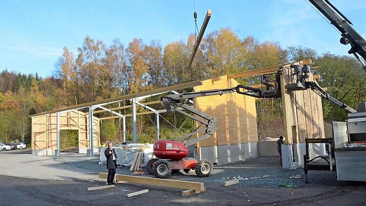 Bürgermeister Rainer Detsch überzeugt sich vor Ort am Bauhofgelände der Bergwerksgemeinde über den guten Fortschritt einer neuen Lagerhalle für den Bauhof.  Foto: K.- H. Hofmann