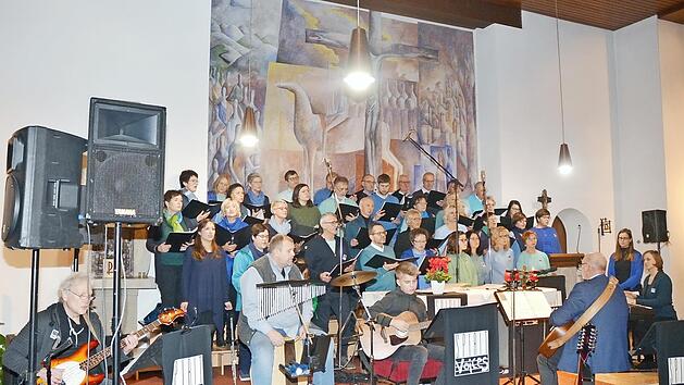 "Spirit Voices" beim Adventskonzert in Reitsch mit ihren beiden musikalischen Leitern Georg Kestel und Andrea Hart  Foto: K.- H. Hofmann