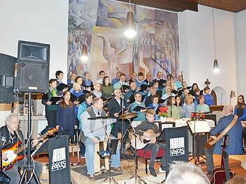 "Spirit Voices" beim Adventskonzert in Reitsch mit ihren beiden musikalischen Leitern Georg Kestel und Andrea Hart  Foto: K.- H. Hofmann