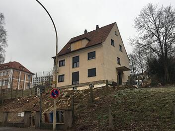 Jetzt ein Fall für die Politik: der Verkauf eines alten Hauses und zweier Grundstücke in der Blaich durch die Städtebau Kulmbach GmbH; links die Blaicher SchuleStephan Tiroch