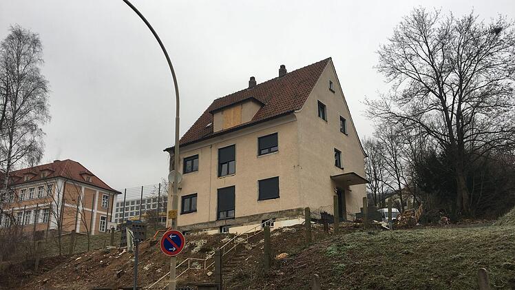 Jetzt ein Fall für die Politik: der Verkauf eines alten Hauses und zweier Grundstücke in der Blaich durch die Städtebau Kulmbach GmbH; links die Blaicher SchuleStephan Tiroch