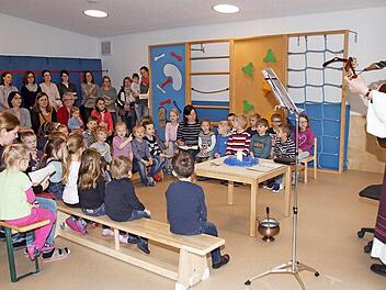 Mit einem kleinen Segensgottesdienst nahmen Pfarrer Kurt Wolf und die Kinder das generalsanierte Kindergartengebäude in Untersteinbach wieder in Betrieb.  Foto: Sabine Weinbeer