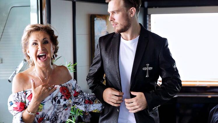 Carmen Geiss ist begeistert von Model Charlie.