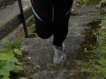Fitness-Parcours im Gelände: Die steile Treppe fordert und fördert Kraft und Ausdauer. Foto: Andreas Hunger