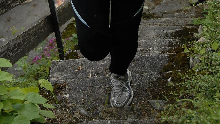 Fitness-Parcours im Gelände: Die steile Treppe fordert und fördert Kraft und Ausdauer. Foto: Andreas Hunger