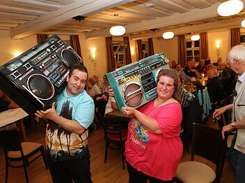 Bis zu zwölf Kilogramm wiegt ein Ghettoblaster - für das Foto ist er aber schnell auf die Schulter genommen. Foto: Barbara Herbst