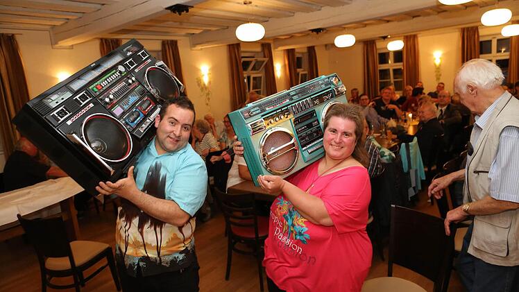 Bis zu zwölf Kilogramm wiegt ein Ghettoblaster - für das Foto ist er aber schnell auf die Schulter genommen. Foto: Barbara Herbst