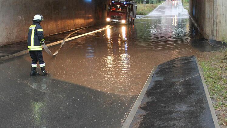 Die Feuerwehr pumpt eine Unterführung zwischen Steinach und Stadeln aus. Foto: News5 / Klein