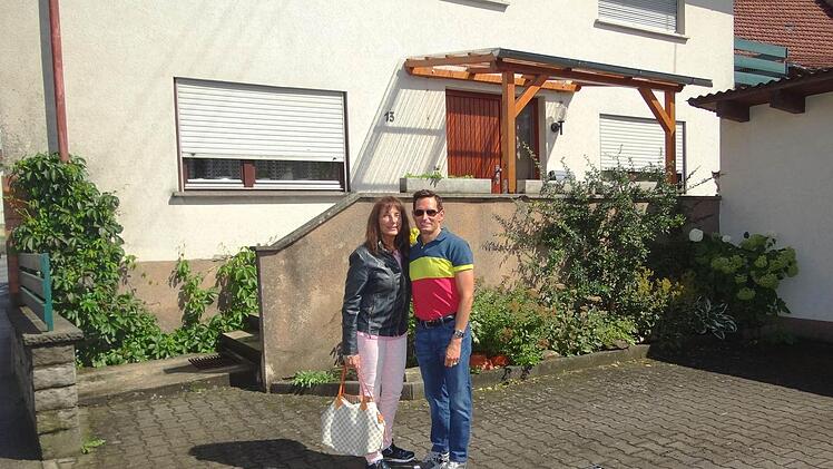 Jeanie und Richard Weisberg aus Amerika vor dem heutigen Haus, Hautptraße 13, der jüdischen Vorfahren in Ermershausen. Damals war es das Haus Nr. 20. "Ziemlich verändert", stellten die Besucher im Vergleich zum vergilbten Foto aus der Vergangenheit fest.