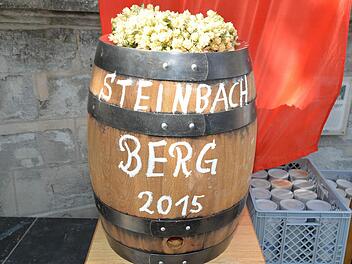 Es haben schon viele geglaubt, dass es Zauberkräfte verleiht: Das Bergbier auf der Erlanger Bergkirchweih. Hier das Fass vor dem Anstich. 2015 zum ersten Mal auf dem Steinbach-Keller. Foto: Ronald Rinklef