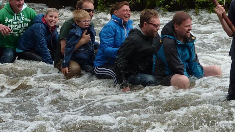 Es herrschte tolle Stimmung - trotz kalten Wassers!  Foto: Gerd Fleischmann