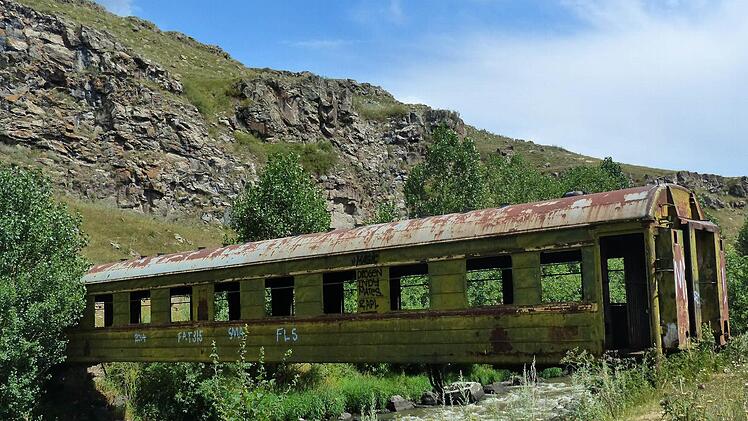 Kreative Lösung: Über einen georgischen Fluss hat man kurzerhand diesen ausrangierten Eisenbahnwaggon als Brücke gelegt. Foto: Manfred Wagner