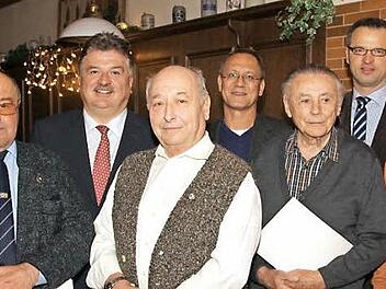Bei ihren Gründungsmitgliedern bedankte sich die Bergwachtbereitschaft Kulmbach-Obermain für ihren langjährigen Einsatz. Unser Bild zeigt (von links) Norbert Zöcklein, Alfred Zapf, Landrat Klaus Peter Söllner, Helmut Pausch, Bereitschaftsleiter Tom Gremer, Rudolf Krusche, BRK-Kreisgeschäftsführer Jürgen Dippold und Erich Bauer.  Foto: Katrin Geyer