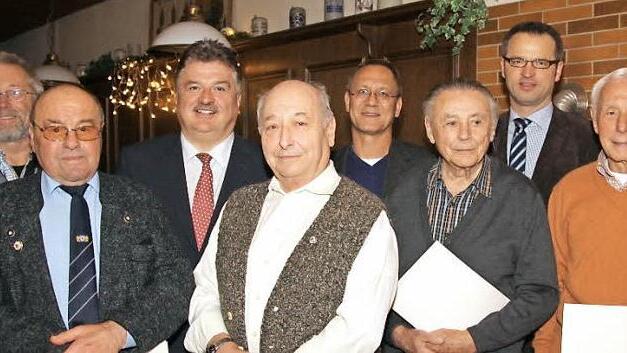 Bei ihren Gründungsmitgliedern bedankte sich die Bergwachtbereitschaft Kulmbach-Obermain für ihren langjährigen Einsatz. Unser Bild zeigt (von links) Norbert Zöcklein, Alfred Zapf, Landrat Klaus Peter Söllner, Helmut Pausch, Bereitschaftsleiter Tom Gremer, Rudolf Krusche, BRK-Kreisgeschäftsführer Jürgen Dippold und Erich Bauer.  Foto: Katrin Geyer