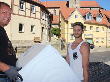 Michel Schilling (rechts) startet heute seine Ausbildung im Elektrobetrieb seines Vaters Klaus Schilling. Der junge Mann hat sich entschlossen, nach dem Abitur einen Beruf zu erlernen. Klaus Schilling freut sich über die Entscheidung, denn Lehrlinge im Elektrohandwerk sind schwer zu finden. Foto: Heike Beudert