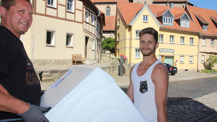 Michel Schilling (rechts) startet heute seine Ausbildung im Elektrobetrieb seines Vaters Klaus Schilling. Der junge Mann hat sich entschlossen, nach dem Abitur einen Beruf zu erlernen. Klaus Schilling freut sich über die Entscheidung, denn Lehrlinge im Elektrohandwerk sind schwer zu finden. Foto: Heike Beudert