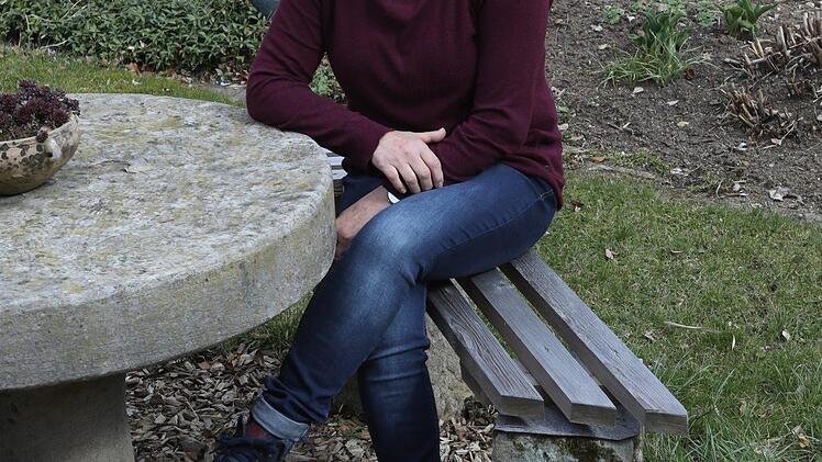 Die Sitzecke gehört nicht zu Gabi Wills Bauerngarten, aber die natürlichen Materialien bilden ein harmonisches Gesamtbild. Foto: Barbara Herbst