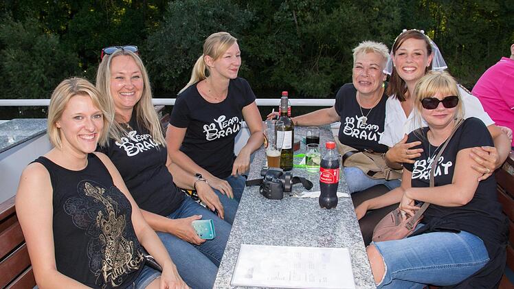Jessica Flachsenberger aus Geldersheim (Zweite von rechts) feierte bei der "Sundowner-Tour" fröhlich ihren Junggesellinnenabschied. Bald läuten für die die Hochzeitsglocken.