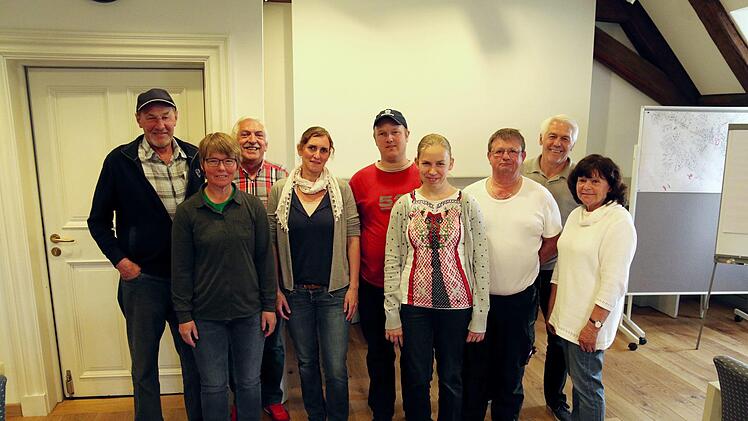 Wegewarte für Thurnau, Wonsees und Kasendorf bei ihrem ersten Treffen im Thurnauer Rathaus. Von links: Heiner Schwank, Petra Ziegler, Klaus Bock, Anke Levermann, Tobias Horter, Dorothea Langenbach, Frank Buchert, Siegfried Dressel, Helga Dressel.Foto: Adriane Lochner
