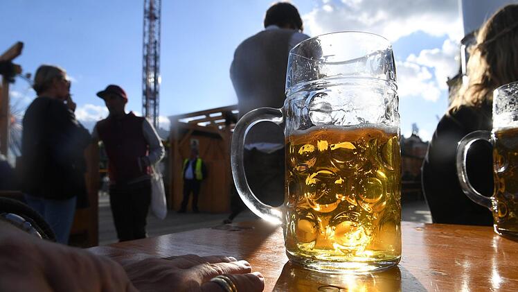 Ein Maßkrug oder ein Bierglas ist schon öfter als Schlagwaffe missbraucht worden. Im vorliegenden Fall am Landgericht Coburg soll es sich laut Kläger um ein Versehen gehandelt haben.  Foto: Felix Hörhager, dpa