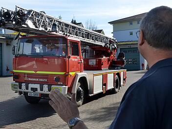41 Jahre, länger als viele aktive  Feuerwehrmitglieder, war Florian KG30/1 im Dienst. Als erste nagelneue Drehleiter kam sie 1978 zur Kissinger Wehr, inzwischen ist sie im 4000 Kilometer entfernten Tiflis in Georgien im Einsatz. Kommandant Harald Albert nimmt Abschied von dem Oldie, der bis vor wenigen Monaten im Einsatz war. Peter Rauch