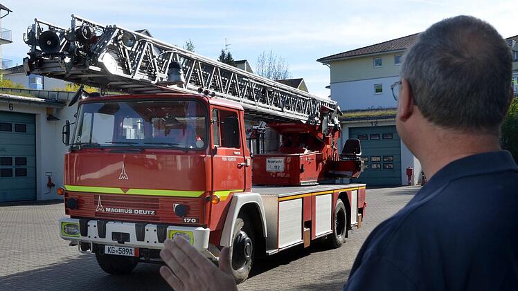 41 Jahre, länger als viele aktive  Feuerwehrmitglieder, war Florian KG30/1 im Dienst. Als erste nagelneue Drehleiter kam sie 1978 zur Kissinger Wehr, inzwischen ist sie im 4000 Kilometer entfernten Tiflis in Georgien im Einsatz. Kommandant Harald Albert nimmt Abschied von dem Oldie, der bis vor wenigen Monaten im Einsatz war. Peter Rauch