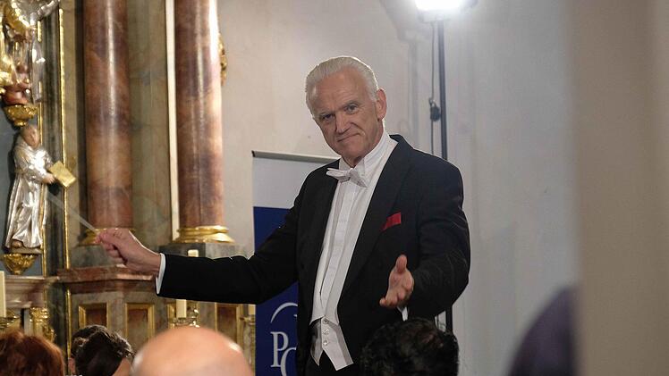Dirigiert wird das Bayerische Polizeiorchester von Professor Johann Mösenbichler. Foto: Gerd Schaar