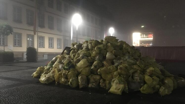 Im Morgengrauen sammelten die Umweltschützer die Gelben Säcke ein. Foto: Felix Werner