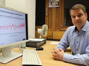 Prof. Heiko Paeth zeigt eine Tabelle, die den Temperaturanstieg der vergangenen Jahre in Unterfranken darstellt.Heike Beudert
