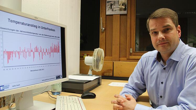 Prof. Heiko Paeth zeigt eine Tabelle, die den Temperaturanstieg der vergangenen Jahre in Unterfranken darstellt.Heike Beudert