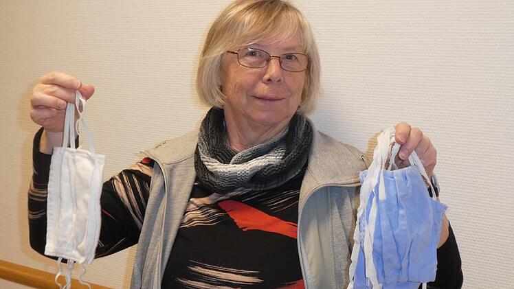 Elisabeth Wohlrath mit verschiedenen selbstgenähten Masken. Foto: Awo Redwitz