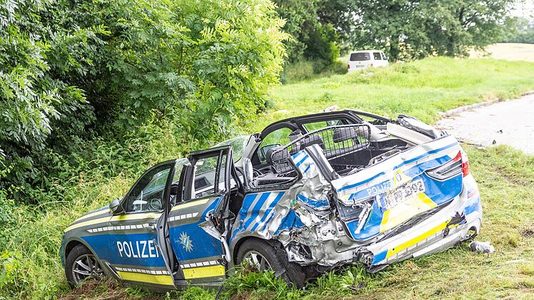 Am Donnerstagmorgen (08.07.2021) ereignete sich ein schwerer Verkehrsunfall mit einem Streifenwagen auf der BAB 6 bei Altdorf (Lkrs. N&uuml;rnberger Land). Drei Personen wurden hierbei schwer verletzt.