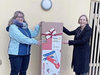 Frauenhaus-Leiterin Bettina Hainke (links) erhält das Präsent von Rotary-Präsidentin Birgit Kastner.