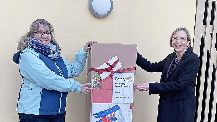 Frauenhaus-Leiterin Bettina Hainke (links) erhält das Präsent von Rotary-Präsidentin Birgit Kastner.